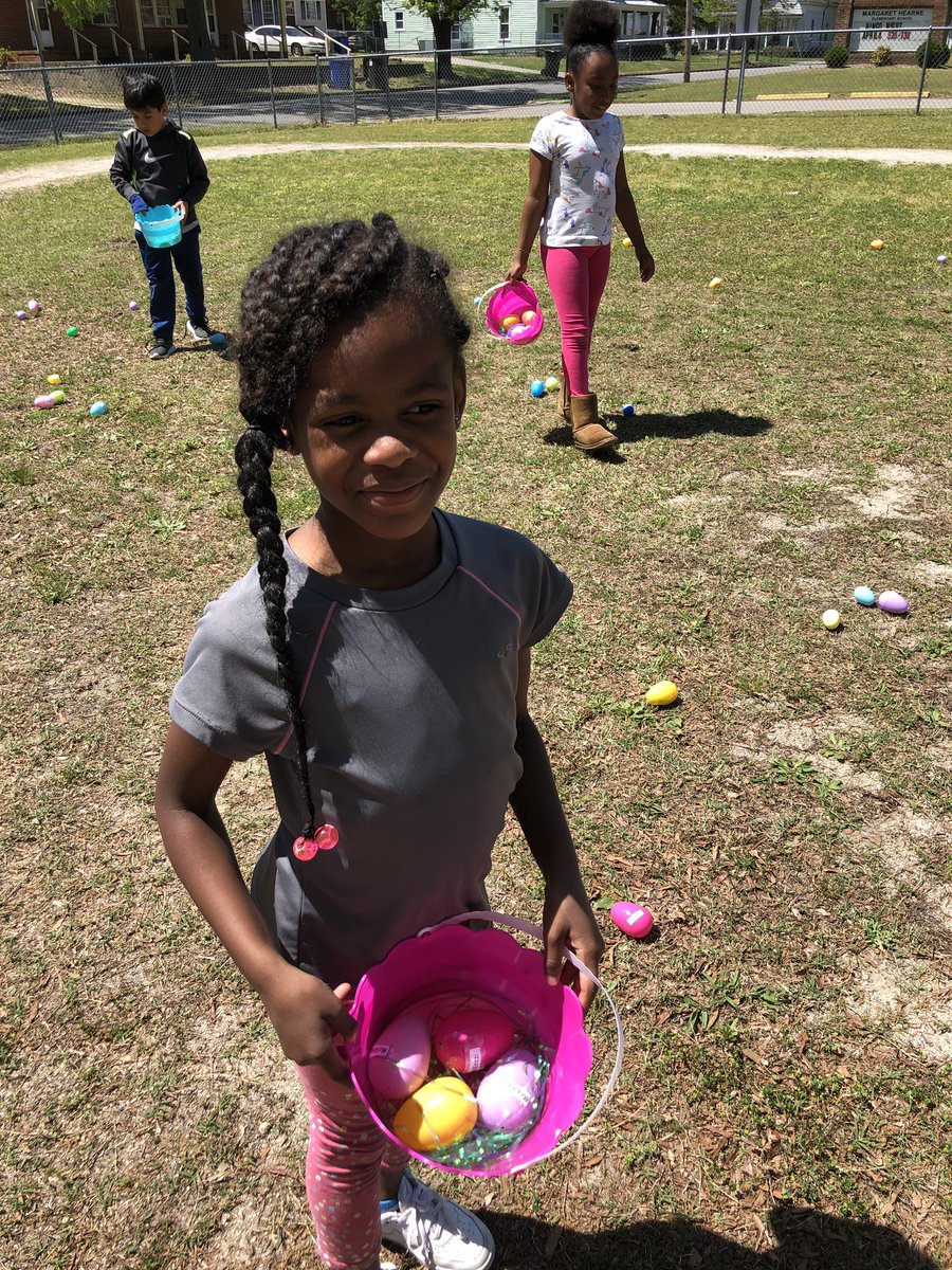 mlilesmurphy's tweet photo. Our reward for positive behavior was an egg hunt! They had a blast! #CauseBeyondOneself #TheHearneWay 🐰🥚Happy Easter from our class! #springbreakkickoff https://t.co/FV6ny9tFNp