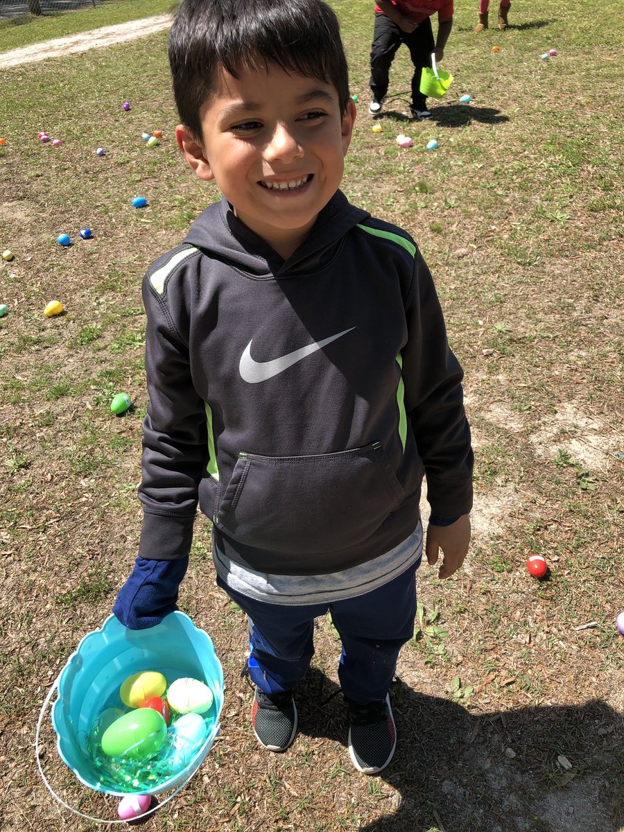 mlilesmurphy's tweet photo. Our reward for positive behavior was an egg hunt! They had a blast! #CauseBeyondOneself #TheHearneWay 🐰🥚Happy Easter from our class! #springbreakkickoff https://t.co/FV6ny9tFNp