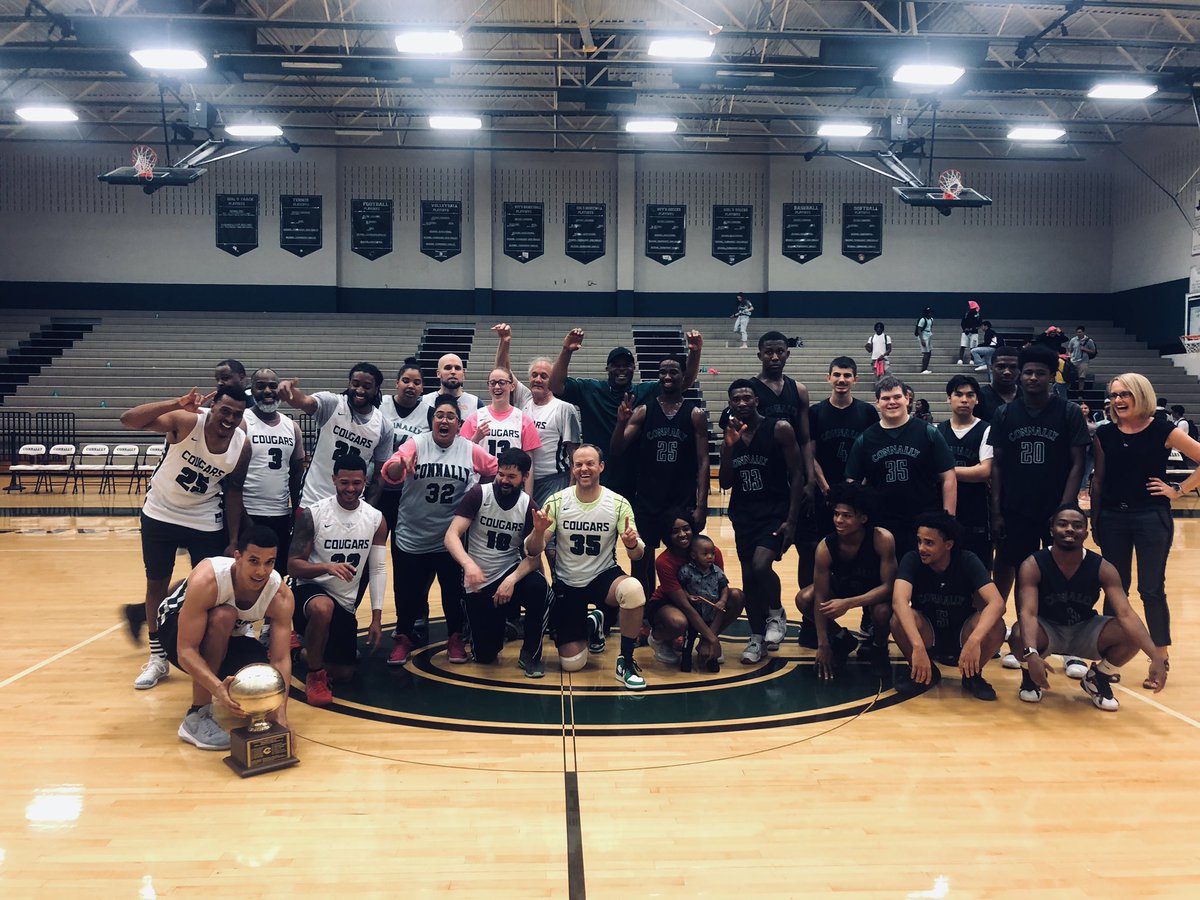 Connally_GBB's tweet photo. @CoacherCollins and Coach Banks representing our program during the Staff vs Seniors b-ball game! @CHS_of2020 yβall are next! #StaffForTheWin https://t.co/NYBAj7lnQq