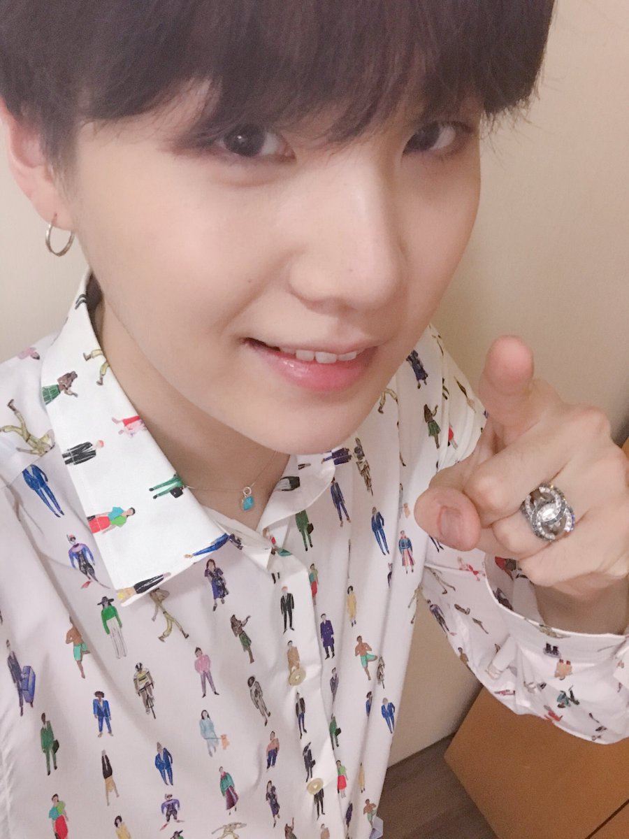 GUCCI_tetsuo's tweet photo. @__HAGU_twt @piasu0309 @888_bangtan @sg_waiwaixx_yu @___yoon39 
朝からまじで癒しすぎ
前歯が本気で愛おしい
シャネルの指輪似合いすぎ
貴方たちの推し最高 https://t.co/OswoUrX7ts