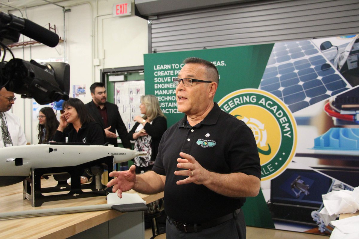 PHSSolarCar's tweet photo. CLASSROOM TAKE OVER!
Lockheed Martin Skunk Works pays a visit to the Palmdale High School's Engineering Academy! @LockheedMartin #GenerationBeyond https://t.co/Yj793Z4nig