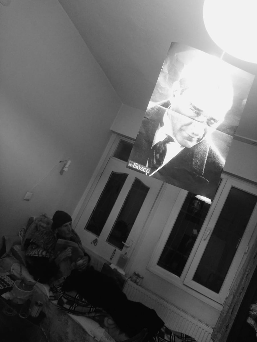 88 yaşındaki büyük amcam...
Sağlık problemlerinden dolayı artık ayağa kalkamıyor.
Çoğu zaman bizi de hatırlamıyor.
Odasındaki lambanın altına bu fotoğrafı astırmış...
Durup durup bakıyor.

Anlıyorsunuz değil mi ?
Herkes unutuluyor ama ;

Bazı aşklar hiç unutulmuyor .

#Atatürk