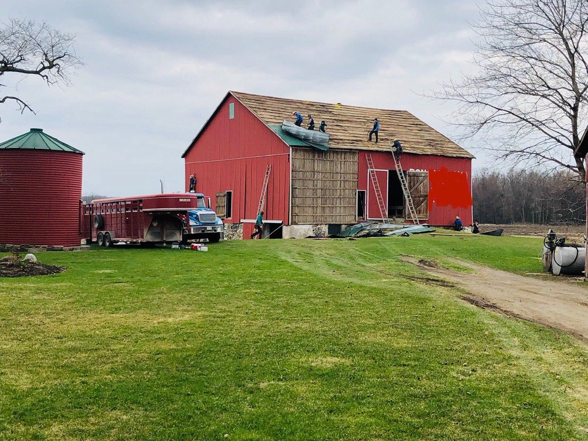 tubbyy20's tweet photo. First pic 8am...last pic 4pm. These boys don’t mess around #barndown #goingbackup https://t.co/UhGfMSBtsw
