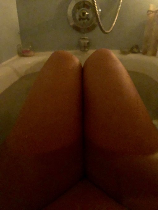 Thursday night 🛁 https://t.co/zpBHv1X7yO<a href="/tag/pizza"class="tags"><span>#pizza</span></a><a href="/tag/meatlovers"class="tags"><span>#meatlovers</span></a>