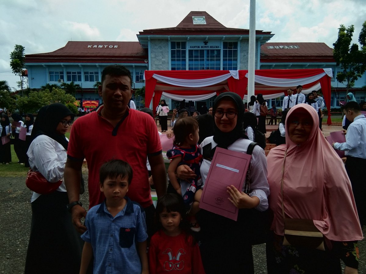 Yoshine07259339's tweet photo. Alhamdulillah,tercapai jugacita2mu mak,setiap saat engkau berdoa memelas kepada Allah sang pencipta Berharap anak perempuanmu satu2nya ini bisa menjadi ASN, ada rasa bangga ketika kulihat terpahat kbahagian didalam hati mu, trimakasih mak suamiku,anak2k atas support kalian https://t.co/BzN1i8VVH2