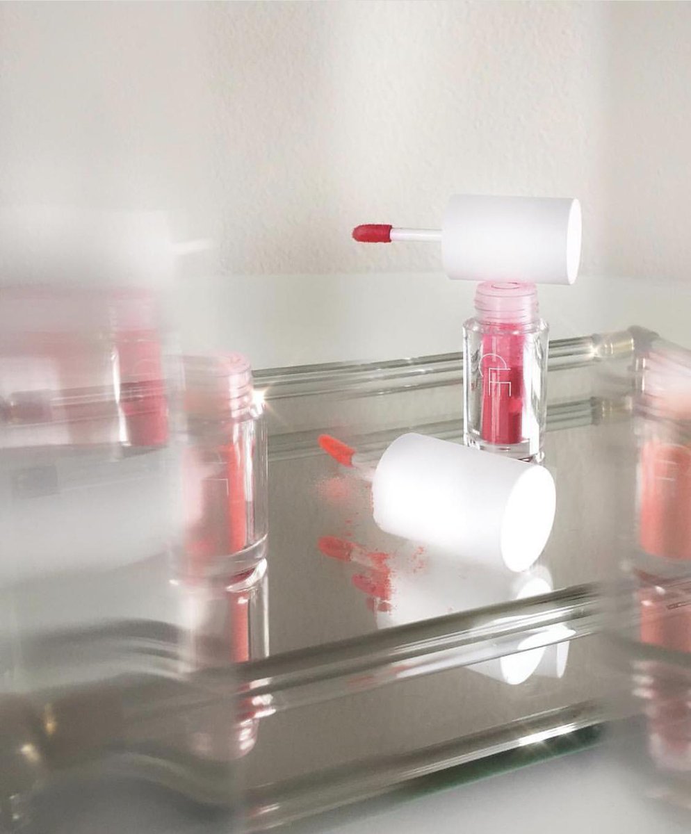 CLEcosmetics's tweet image. Dreamy capture of our #MeltingLipPowders by #lashallagency 🌫💋