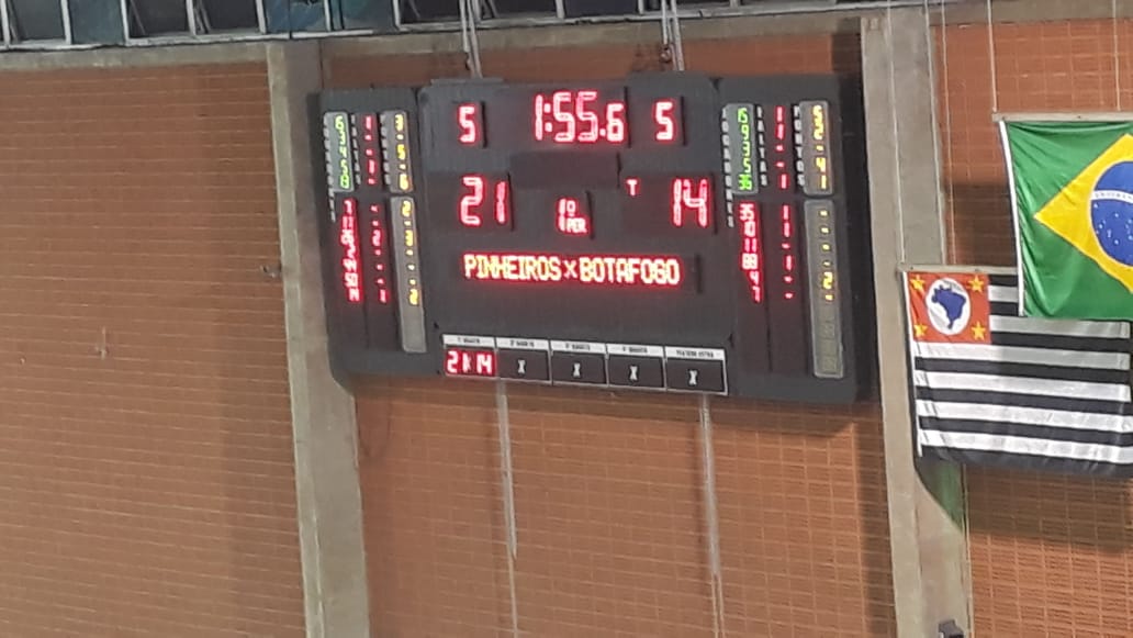 rpoliesportiva's tweet photo. Final do primeiro quarto, no Henrique Villaboim, @ClubePinheiros 21x14 @Botafogo. #nbb #nbbplayoffs #nbbcaixa #nbb11 #novobasquertebrasil #playoffsdonbb #basket #basquete #basketball #lnb #ecpinheiros #botafogo #bofafogobasquete #ilovethisgame #linhadostres #stepback #pickandroll https://t.co/EgGMB4NSMf