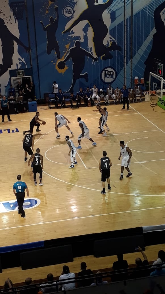 rpoliesportiva's tweet photo. Final do primeiro quarto, no Henrique Villaboim, @ClubePinheiros 21x14 @Botafogo. #nbb #nbbplayoffs #nbbcaixa #nbb11 #novobasquertebrasil #playoffsdonbb #basket #basquete #basketball #lnb #ecpinheiros #botafogo #bofafogobasquete #ilovethisgame #linhadostres #stepback #pickandroll https://t.co/EgGMB4NSMf