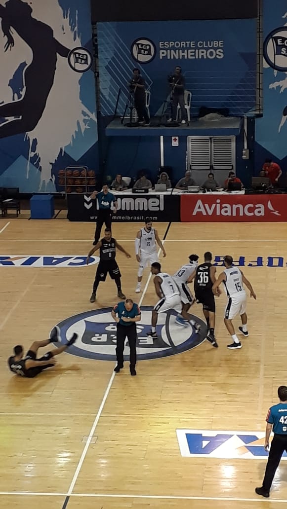 rpoliesportiva's tweet photo. Final do primeiro quarto, no Henrique Villaboim, @ClubePinheiros 21x14 @Botafogo. #nbb #nbbplayoffs #nbbcaixa #nbb11 #novobasquertebrasil #playoffsdonbb #basket #basquete #basketball #lnb #ecpinheiros #botafogo #bofafogobasquete #ilovethisgame #linhadostres #stepback #pickandroll https://t.co/EgGMB4NSMf