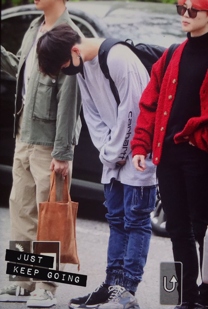 JKing_1997's tweet photo. 190419 뮤뱅 출근 #정국 #BTS #JUNGKOOK @BTS_twt 
👼🏻🙇🏻‍♀️👼🏻💕💝🌈✨✨ https://t.co/uICKDnKqL9