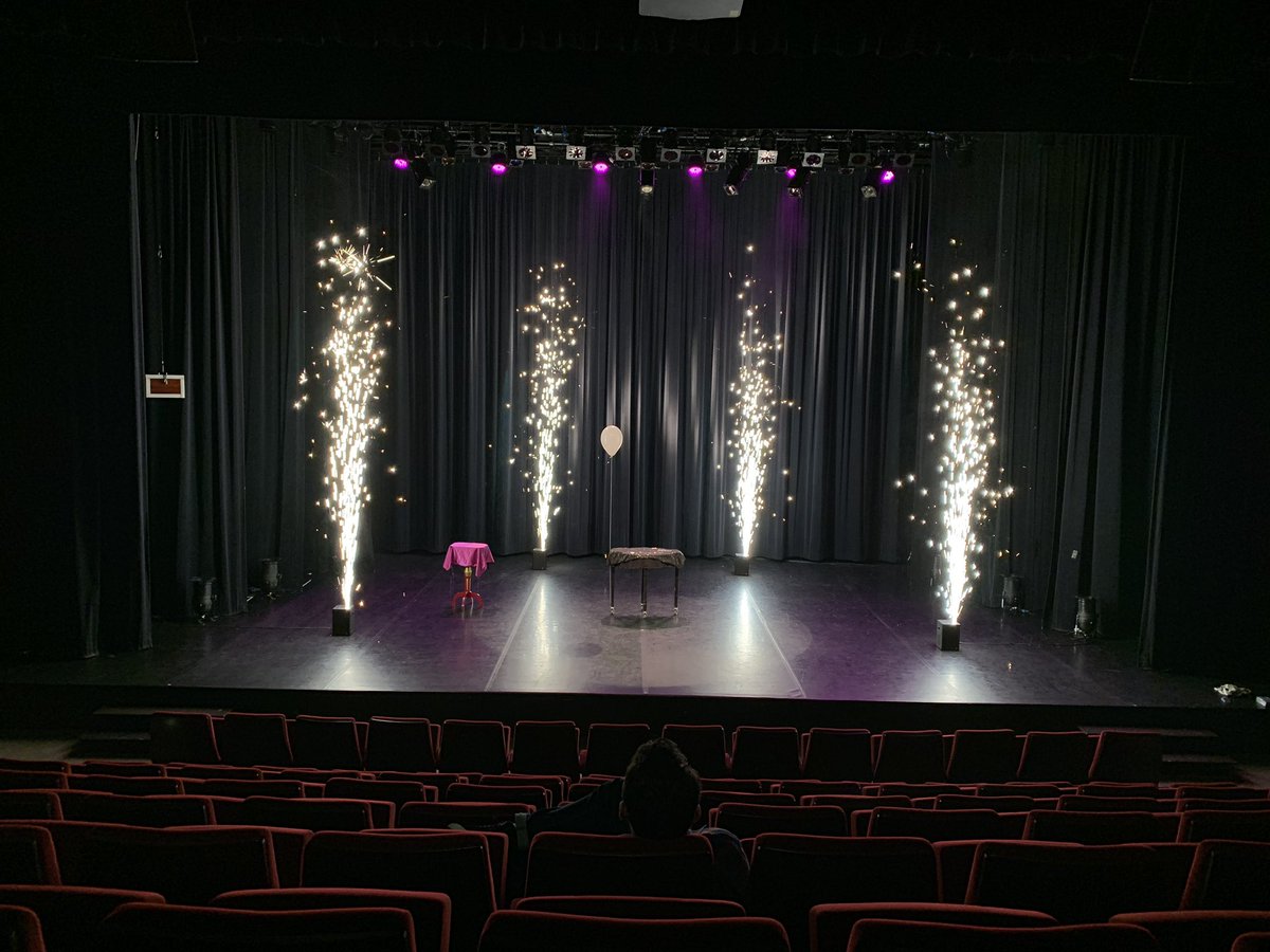 alexlemagicien's tweet photo. Ça enchaine les spectacles pour voir des étincelles dans les yeux des enfants ! 😍💥🔥 #love #magic #magicshow #spark #sparkstar #sparkular #levitation #magician #magicien #magie #spectacle #spectacular #light #Evenement #festivaldemagie https://t.co/cRkOKVXhAt