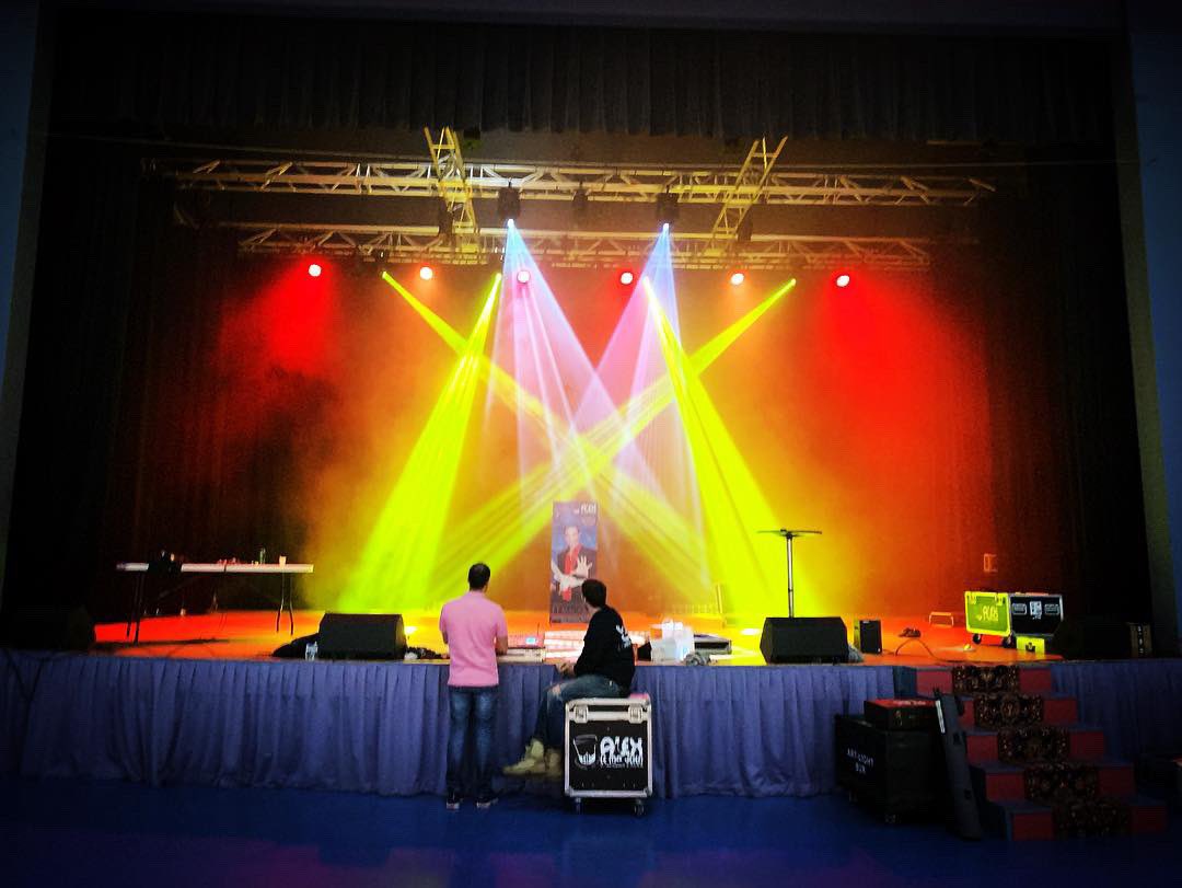 alexlemagicien's tweet photo. Ça enchaine les spectacles pour voir des étincelles dans les yeux des enfants ! 😍💥🔥 #love #magic #magicshow #spark #sparkstar #sparkular #levitation #magician #magicien #magie #spectacle #spectacular #light #Evenement #festivaldemagie https://t.co/cRkOKVXhAt