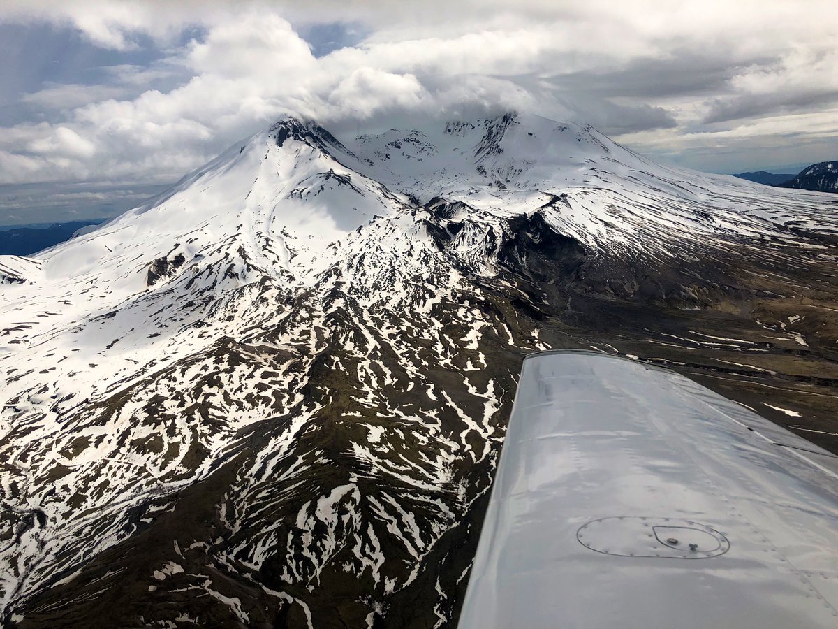 KelleyBayernWX's tweet photo. Got some new views of the PNW this afternoon! Took a quick tour around PDX, Mount St. Helens, and the gorge. I am in awe... 😍 Huge thank you to Scott at @KOINNews for the flight! #kttd https://t.co/OfytFiJHf7