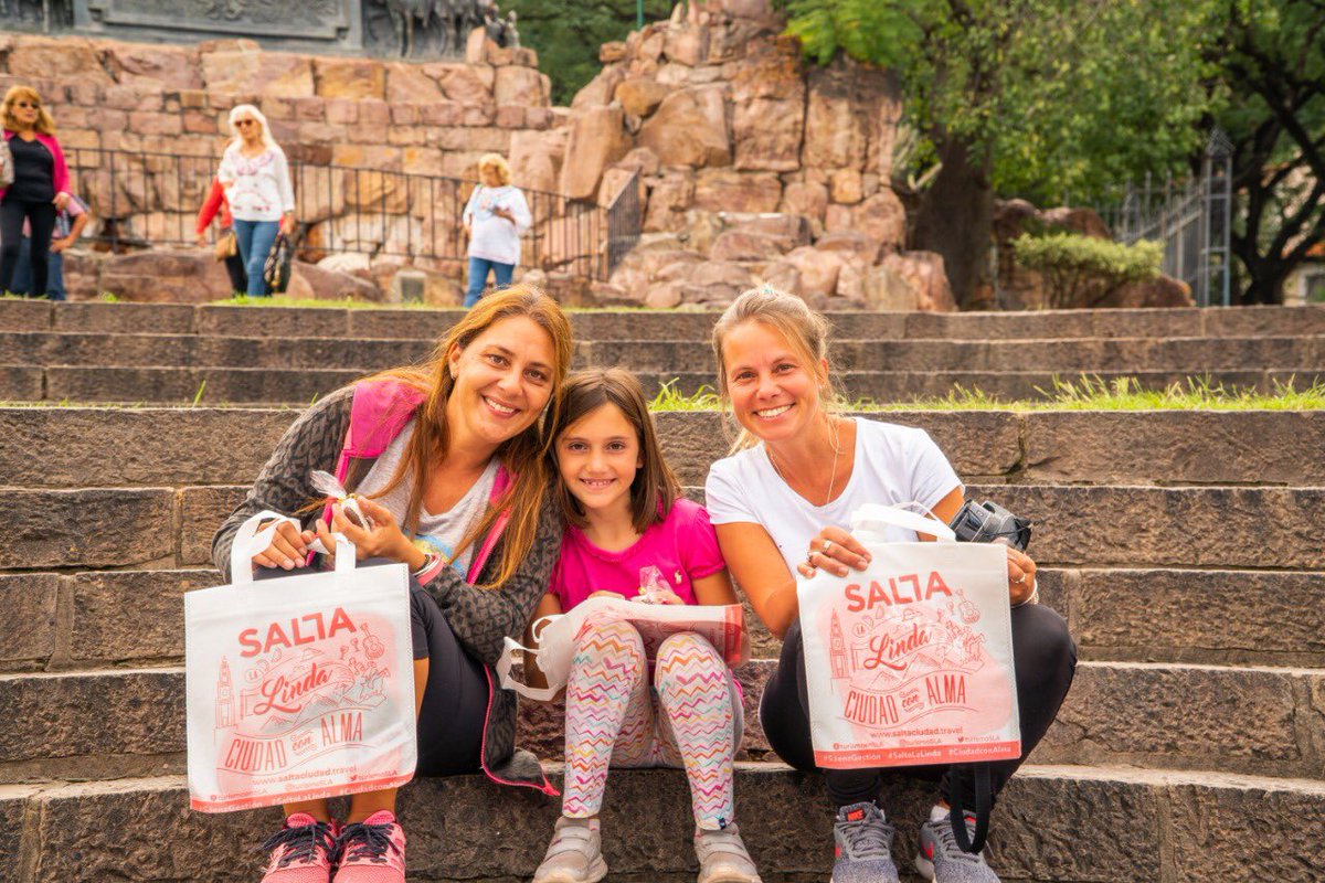 GustavoSaenzOK's tweet photo. ¡Bienvenidos a #SaltaLaLinda! Recibimos a turistas que llegan a nuestra ciudad desde distintos puntos del país 🇦🇷 ¡Gracias por elegirnos! Siempre los estamos esperando #SemanaSanta #TurismoEnSalta https://t.co/Tph9dp6m64