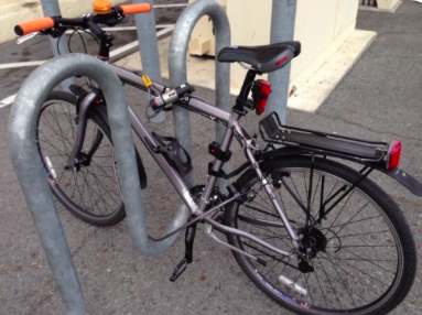 eyesonfolsom's tweet photo. Stolen bike report ! Stolen in front of SPUR at 654 Mission St at Third St, between 1:00 and 4:00 pm. Was locked to a bike rack with a u-lock. Other bikes were parked there as well.
See attached photos !
All help is appreciated :)

@SFPDBikeTheft @stolenbikessfo 
#bikesf #stolen https://t.co/q8EHZBOYyI