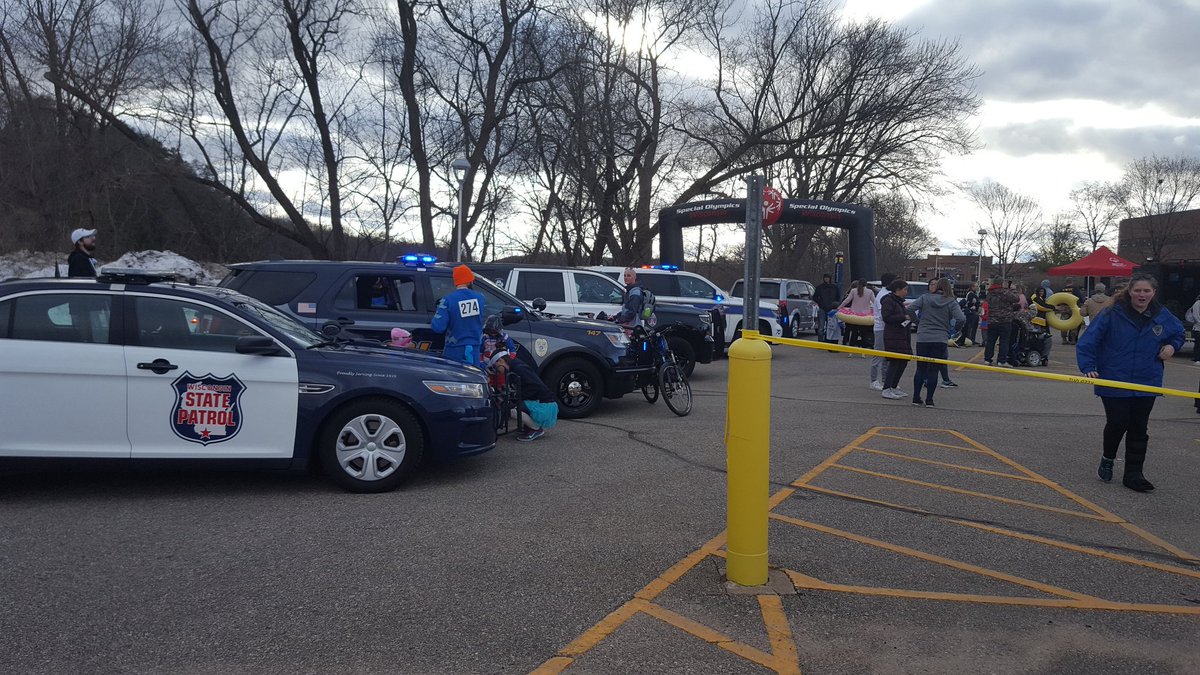 UWEC_POLICE's tweet photo. Run with the Cops is happening right now. Kids Dash in 10 minutes. 602 #RWTCEC https://t.co/y99QskdvGA