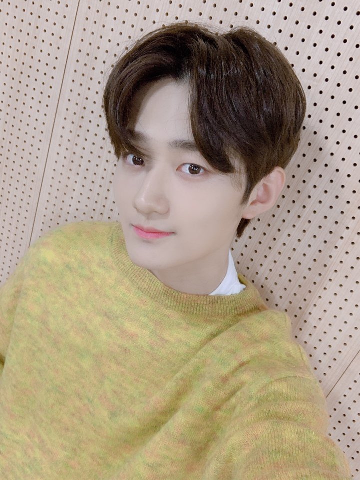 veriveryperu's tweet photo. @by_verivery [#Yongseung]
¿¿Te divertiste viendo la celebración de los 100 días en VLIVE?? VERRER ¡Vamos a estar juntos por miles de días!! ><

#베리베리 #VERIVERY #100Días #DelDebut #MilesDeDías #VERR https://t.co/4UxoyCSJke