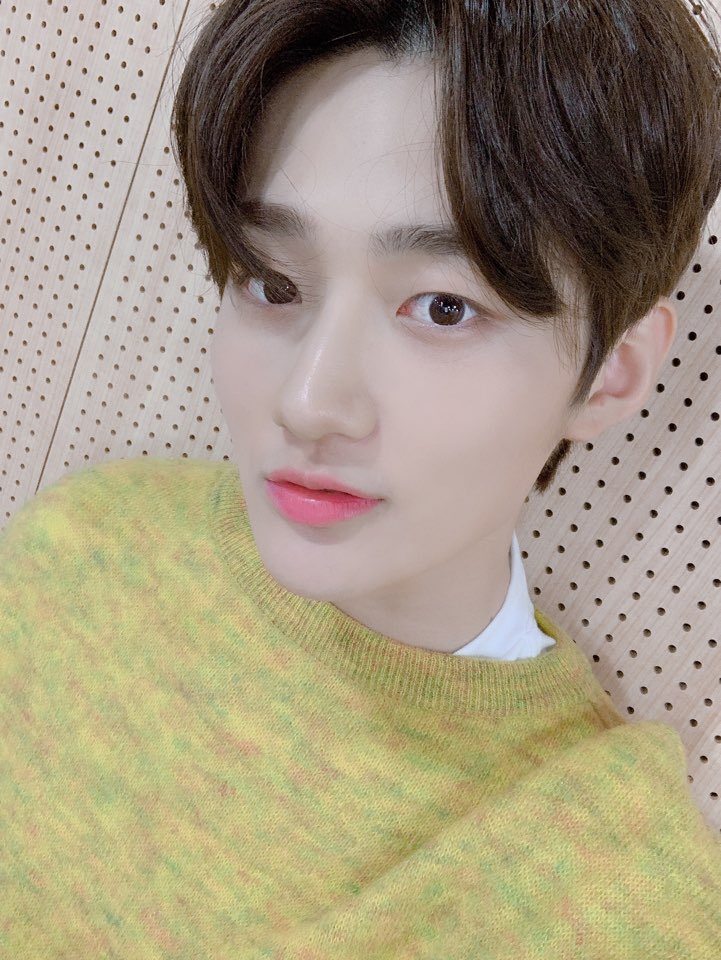 veriveryperu's tweet photo. @by_verivery [#Yongseung]
¿¿Te divertiste viendo la celebración de los 100 días en VLIVE?? VERRER ¡Vamos a estar juntos por miles de días!! ><

#베리베리 #VERIVERY #100Días #DelDebut #MilesDeDías #VERR https://t.co/4UxoyCSJke