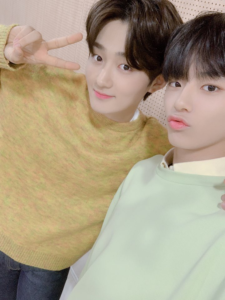 veriveryperu's tweet photo. @by_verivery [#Yongseung]
¿¿Te divertiste viendo la celebración de los 100 días en VLIVE?? VERRER ¡Vamos a estar juntos por miles de días!! ><

#베리베리 #VERIVERY #100Días #DelDebut #MilesDeDías #VERR https://t.co/4UxoyCSJke