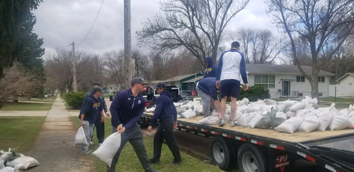 These <a href="/GoAugie/">Augustana Vikings</a> baseball and wrestling athletes hauled away over 3,000 sandbags in just over an hour today. Appreciate the cleanup assist, fellas! 💪🏻 #OneSiouxFalls
