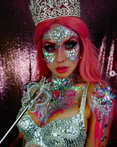 mehronmakeup's tweet photo. #Holographic #Jewel #Queen💎 @twistinbangs using Mehron @thegypsyshrine Jewel and Paradise #Makeup set in Iridescent Aura, #Metallic Powder in Silver, iNtense Pro in Tornado and Liquid Latex.
#mehronmakeup #mehronmetallicpowder #paradisemakeupaq #mixingliquid #facejewels https://t.co/DoJhlNsfWU