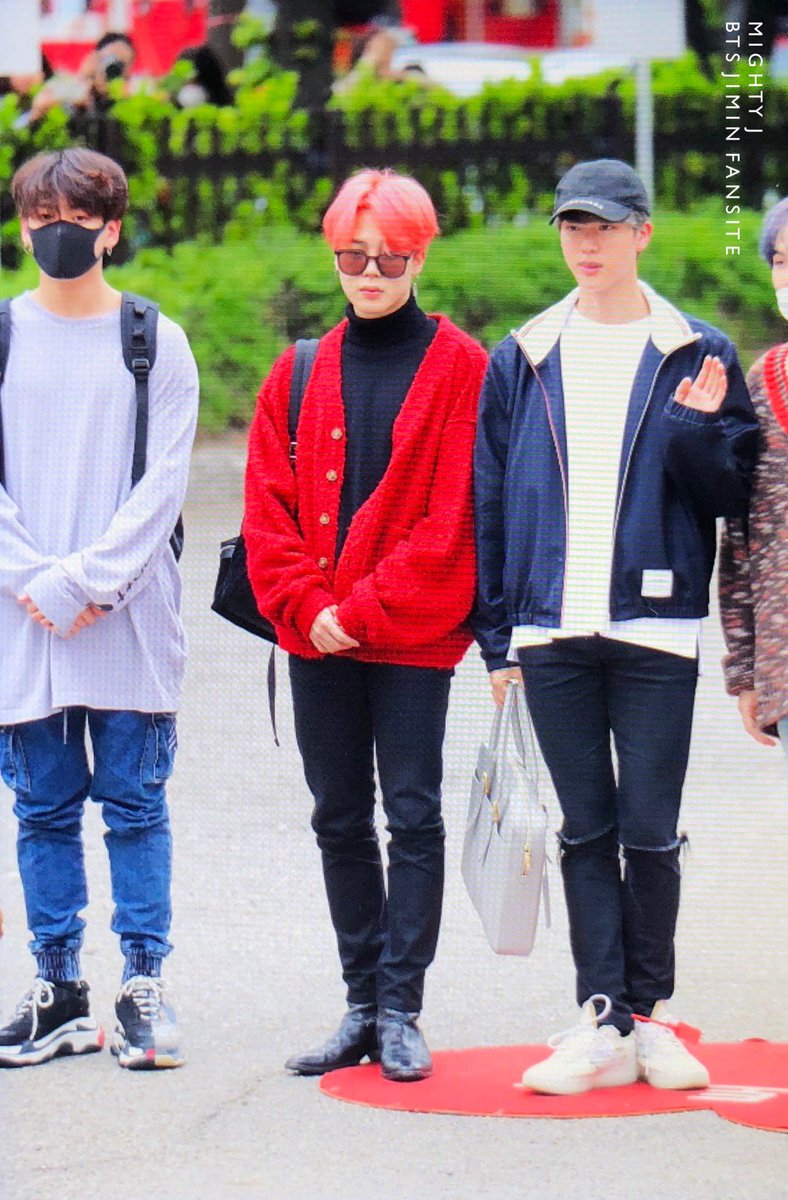 mighty_jimin's tweet photo. 191419 뮤뱅출근 #지민 #JIMIN 🌿❤️ https://t.co/vqHqyDVwlb