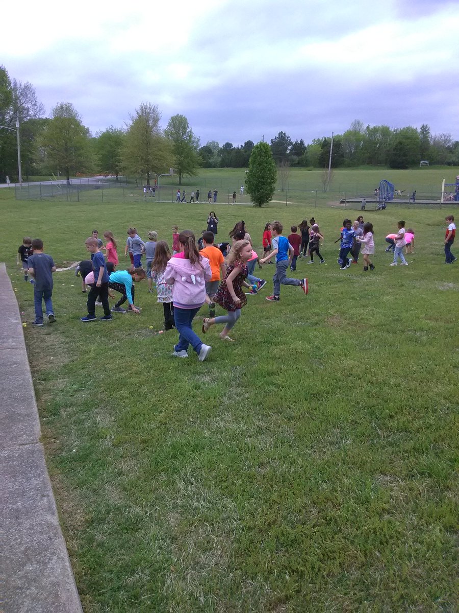 MaryGrossheim's tweet photo. Second grade's Easter egg hunt was a blast! @howellprincipal #BuzzWorthy https://t.co/NMLxtnwXzc