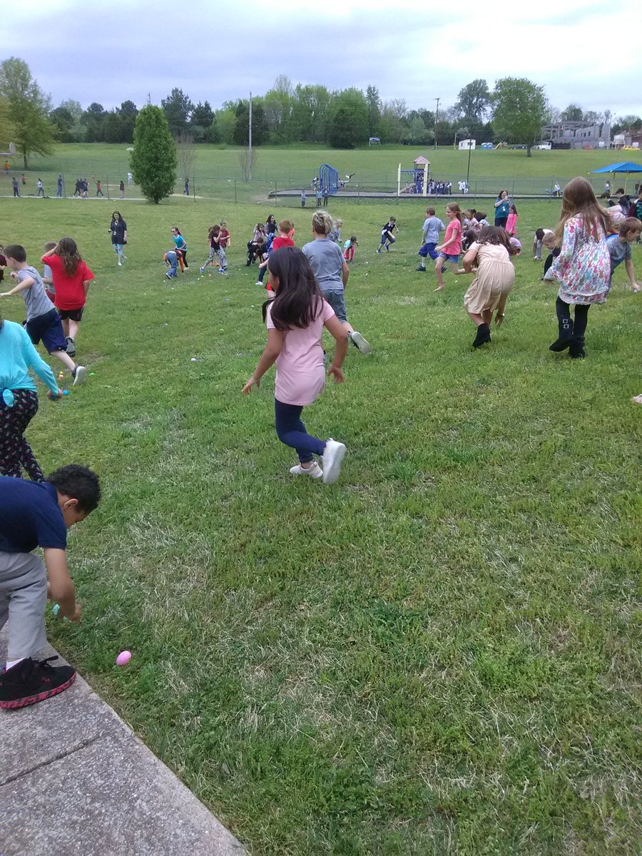 MaryGrossheim's tweet photo. Second grade's Easter egg hunt was a blast! @howellprincipal #BuzzWorthy https://t.co/NMLxtnwXzc