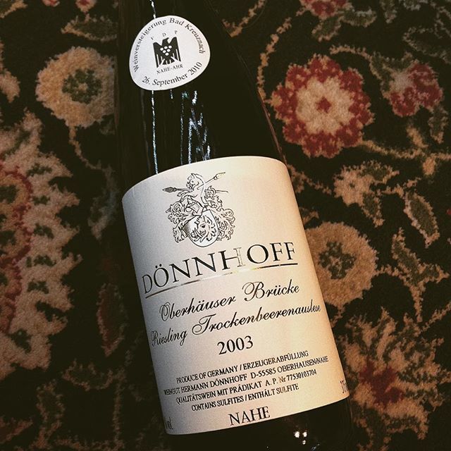 BHWineMerchant's tweet photo. 2003 Donnhoff Oberhäuser Brücke Riesling Trockenbeerenauslese Auction Bottle
96 Points Wine Spectator
#WineMerchantBH #BeverlyHills #wine #winetime #wineoclock #wineoftheday #riesling #donnhoff #donnhoffriesling #oberhauserbrucke #trockenbeerenauslese #… https://t.co/NL76X7ocLi https://t.co/tHIb3ZntBn