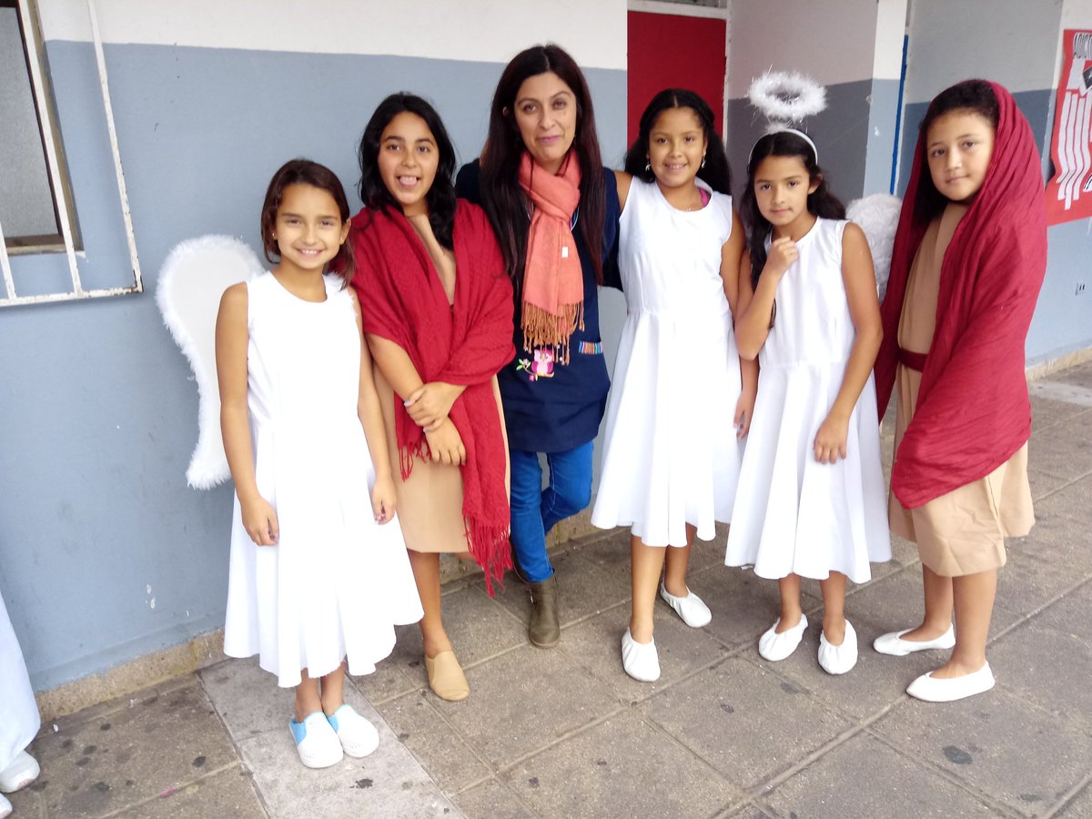 Maestra_Ximena's tweet photo. Con parte del elenco del Viacrucis. Tan artistas que me salieron. #ProfeChocha #PorUstedesTodo #AmoMiProfesion https://t.co/yiIIl1G8p9