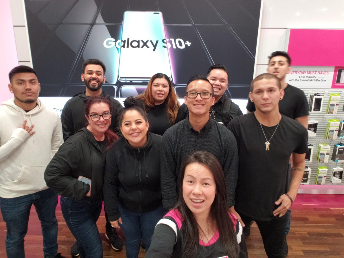 Darien_Samsung's tweet photo. #latepost ,but thank you @tpham1300  for having @kn_blurbs  and I at MLC!! so excited to see this group grow! https://t.co/Bs9hKK68F1