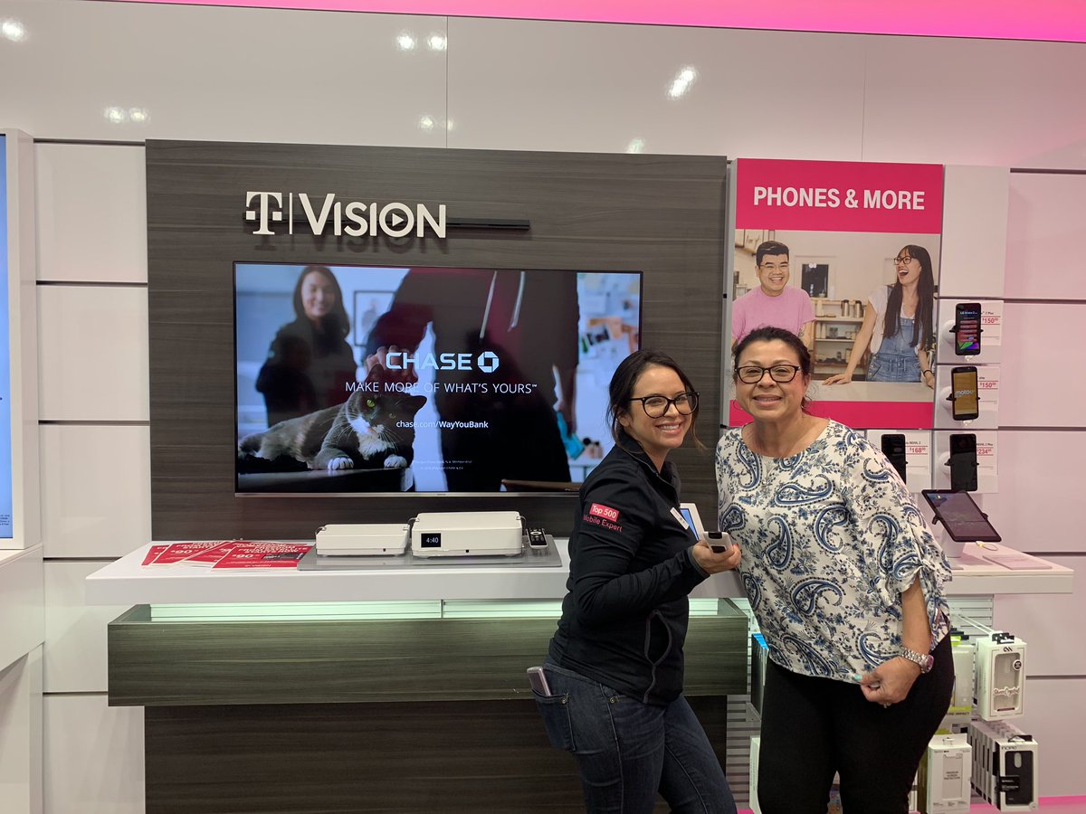 Aliebee95's tweet photo. #OakieDoky is fired up for #TVision ! Roxy hooks up her customer with our amazing TV service ! @AdrianVanHooser #TheNewNewSanJose https://t.co/SZ0yyIX8Dw