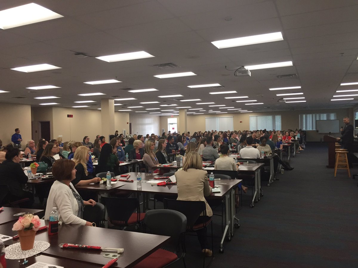 HCPSINTERNS's tweet photo. It was a full house for “Your Turn, Intern,” a celebration of our CTs &amp; interns. Thank you @Jeff_Eakins and all of our presenters for a wonderful night!  @teachintampa https://t.co/RW9Zwb0Uig