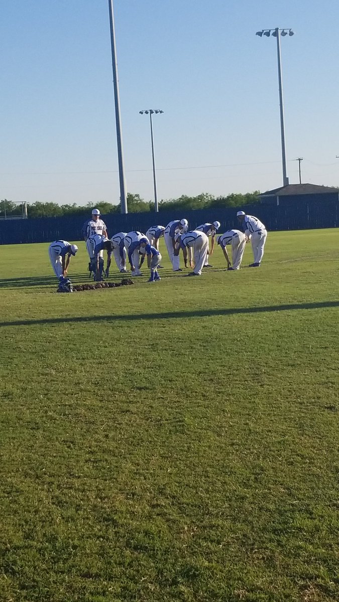 TarponBaseball1's tweet photo. Port isabel getting ready for their district game vs @RHbaseballFAITH. Game time at 7:30!!!
#tarponbaseball #fawcity https://t.co/22yJrzC2Lx