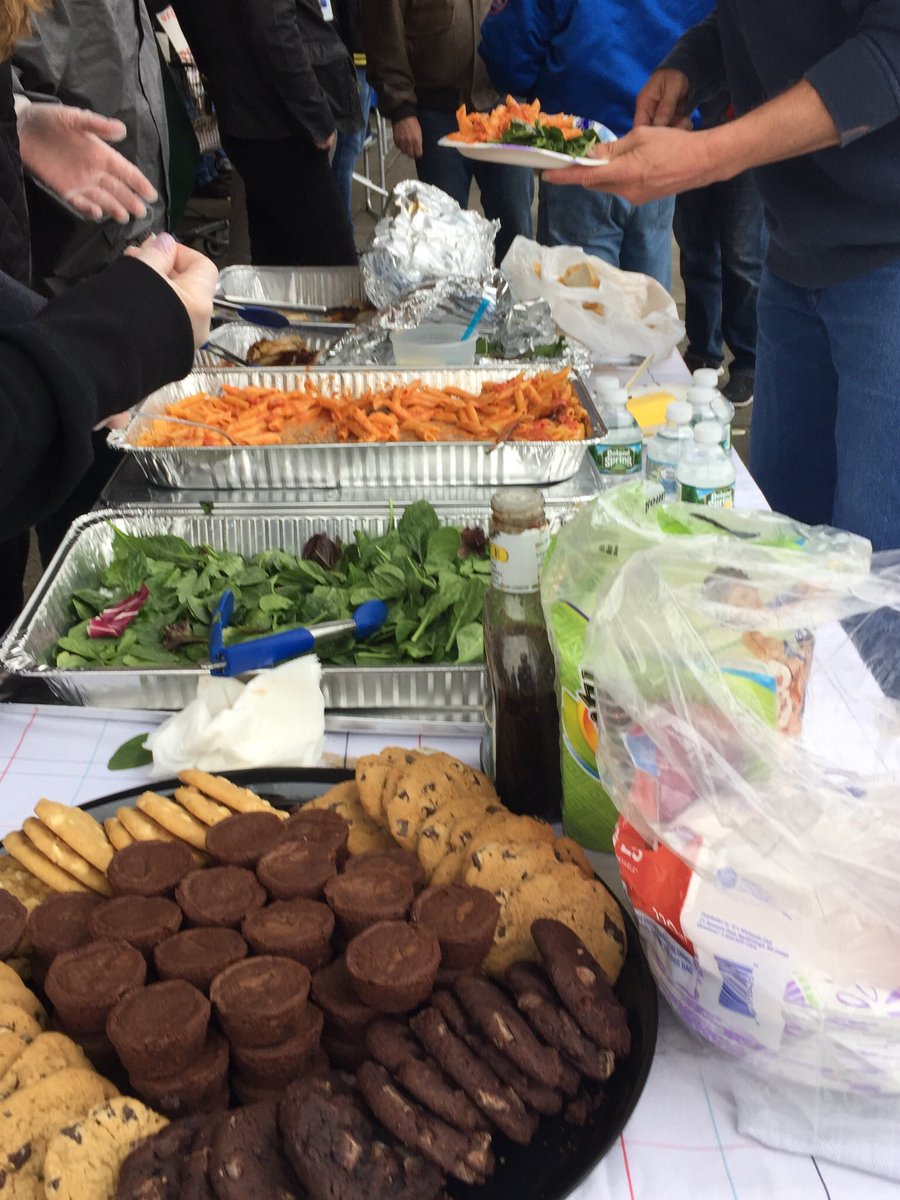 stratford_fight's tweet photo. Thank you to our Stratford State Reps & the dozens of @StratfordDTC & #FightBackCT -Stratford members that served hot food for the #StopAndShopWorkers this afternoon. Grateful to the local businesses who provided food, including Open Door Tea. https://t.co/emXNqE8sLb