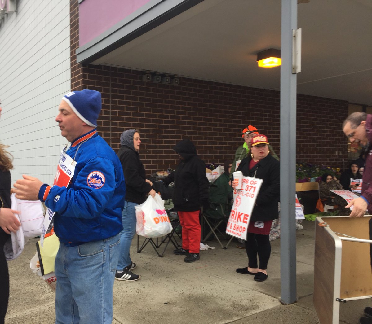stratford_fight's tweet photo. Thank you to our Stratford State Reps & the dozens of @StratfordDTC & #FightBackCT -Stratford members that served hot food for the #StopAndShopWorkers this afternoon. Grateful to the local businesses who provided food, including Open Door Tea. https://t.co/emXNqE8sLb