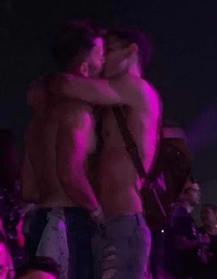 WATCH: There is now video of Aaron Schock, former anti-LGBT congressman, hooking up with a guy at Coachella bit.ly/2vaOwjh <a href="/gailygrind/">Gaily Grind</a>  <a href="/LGBTnewsdaily/">LGBT news daily</a> <a href="/LGBT_news/">LGBT News</a> <a href="/GlobalLGBTNews/">GlobalLGBTNews 🏳️‍🌈</a> #aaronschock