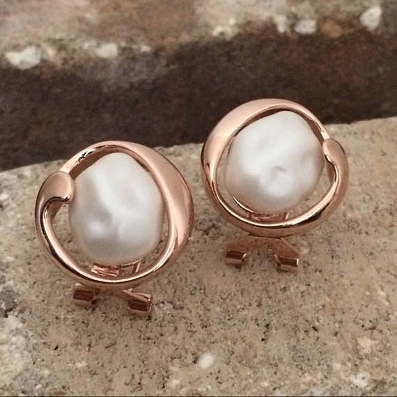 VpdcoViaBonanza's tweet photo. Stud Earrings  Faux Pearls &amp; 14 Rose Plated https://t.co/Vw4lAUQqLz Shop via @etsy #jewelry #etsyseller #etsyshop #etsylove #etsygifts #etsystore #etsyjewelry #fashion https://t.co/Rjp7mCLo9S
