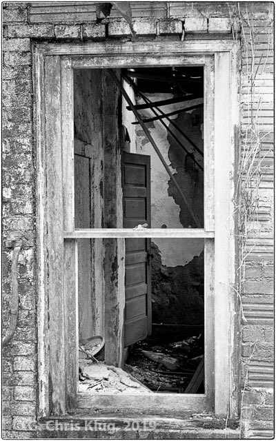 Abandoned House, Evans City, PA.
.
#film #trix #trix400 #xtol #theleicalook #summicron50mm #zeissikon #patternsoflight