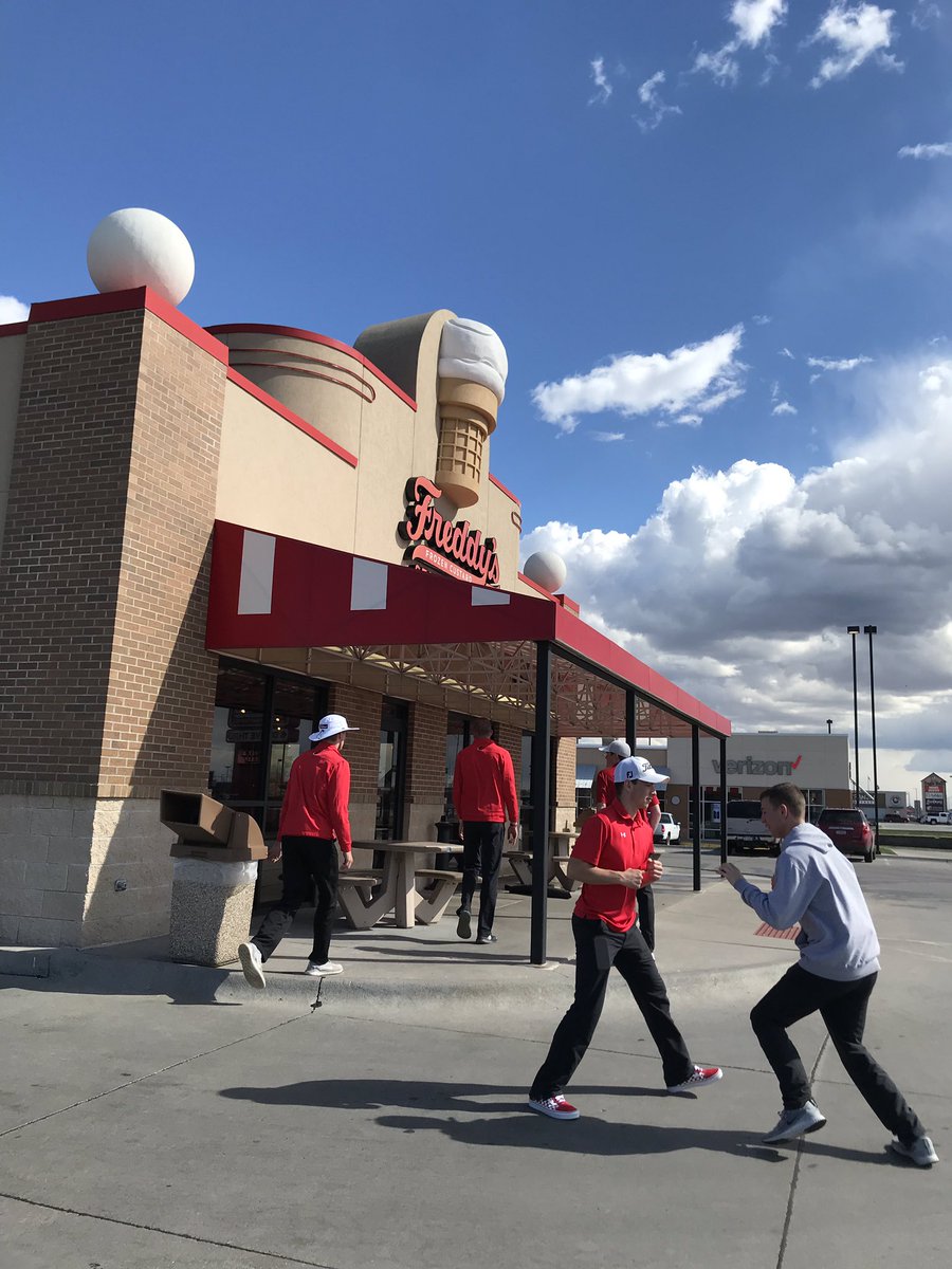 Husky_Golf's tweet photo. Hey @rylan_willis14 &amp; @FendtNolan....

Were you two boxing 🥊 to see who buys ice cream? 

#huskiesgolf https://t.co/q5iA2eL7uR