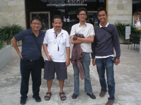 IDberry's tweet photo. Dan derajat tukang #bbthemes akhirnya disejajarkan dgn developer, dan diundang ke #BBDevCon Bali. Setelah eyel-eyelan dgn RIM, akhirnya boleh bawa pasukan gado2, gak hanya dev!
Ada yg kalian kenal gak?
#goodbyebbm https://t.co/iha5MJHaqn