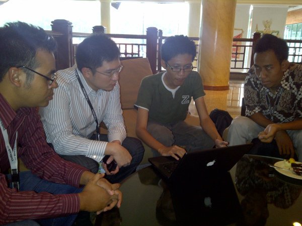IDberry's tweet photo. Dan derajat tukang #bbthemes akhirnya disejajarkan dgn developer, dan diundang ke #BBDevCon Bali. Setelah eyel-eyelan dgn RIM, akhirnya boleh bawa pasukan gado2, gak hanya dev!
Ada yg kalian kenal gak?
#goodbyebbm https://t.co/iha5MJHaqn