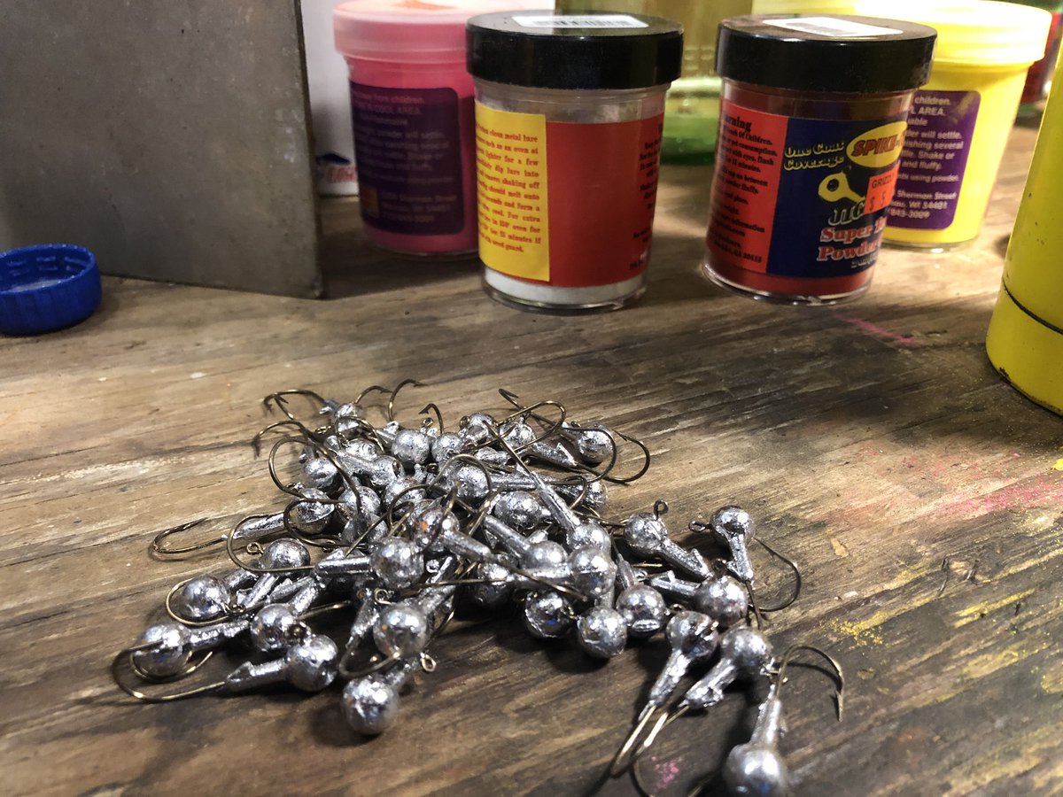 arkansascrappie's tweet image. Paintin em up!  #fuelyourknowledge #muddywaterbaits #hhrods #skippersjigs