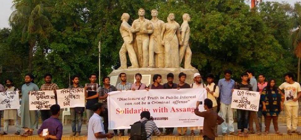salimrezanewton's tweet photo. Human chain of solidarity with #JulianAssange at Dhaka University in the Capital of Bangladesh. #FreeAssange #NoExtradition 

photo courtesy: @altaf_parvez 

@AnonScan
@AssangeLegal
@AssangeMrs
@avilarenata
@BellaMagnani
@caitoz
@CassandraRules
@couragefound
@davidgraeber https://t.co/wDywrhSEad