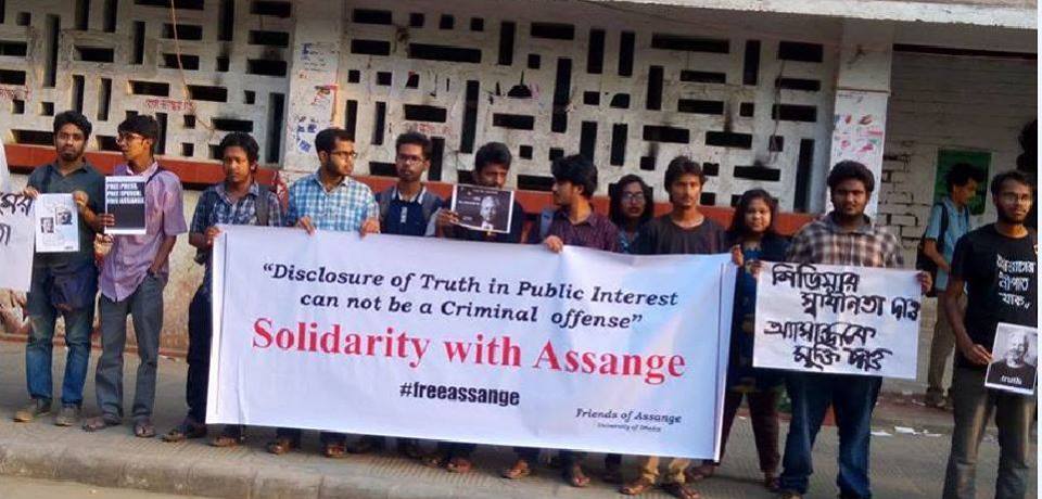 salimrezanewton's tweet photo. Human chain of solidarity with #JulianAssange at Dhaka University in the Capital of Bangladesh. #FreeAssange #NoExtradition 

photo courtesy: @altaf_parvez 

@AnonScan
@AssangeLegal
@AssangeMrs
@avilarenata
@BellaMagnani
@caitoz
@CassandraRules
@couragefound
@davidgraeber https://t.co/wDywrhSEad