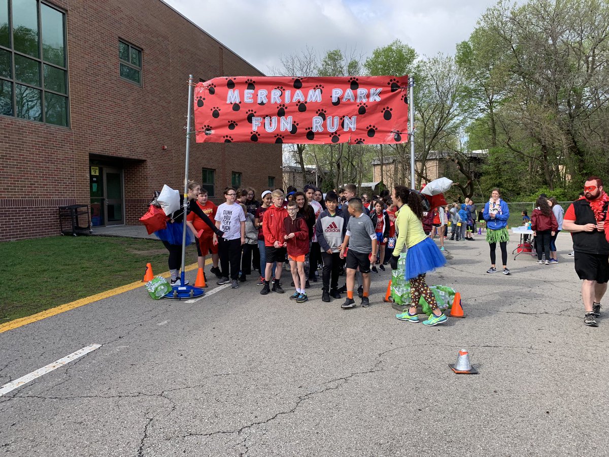 _MerriamPark's tweet photo. Merriam Park Fun Run! Thank you @MissDavis1213 @MrPozek Mrs. Mason @velasbears @Mr_Urick24 @MrSchinzel https://t.co/yH9Lc8GRrX