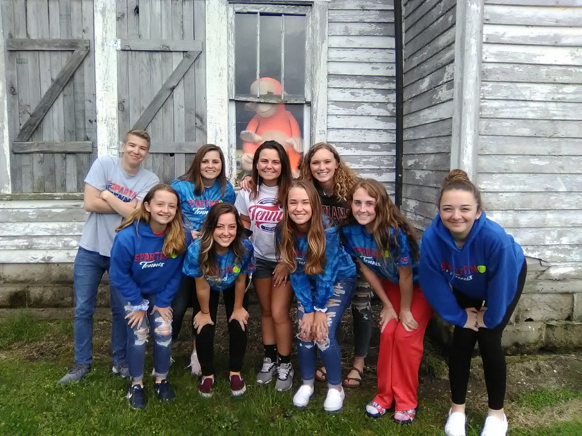 jenna_kuntz2's tweet photo. Thanks to our amazing coach @brian_ebersold for taking the team to see Abby, feeding us at Freddy’s, and making us take pictures at random places 😂 https://t.co/F9vNRNpBm1