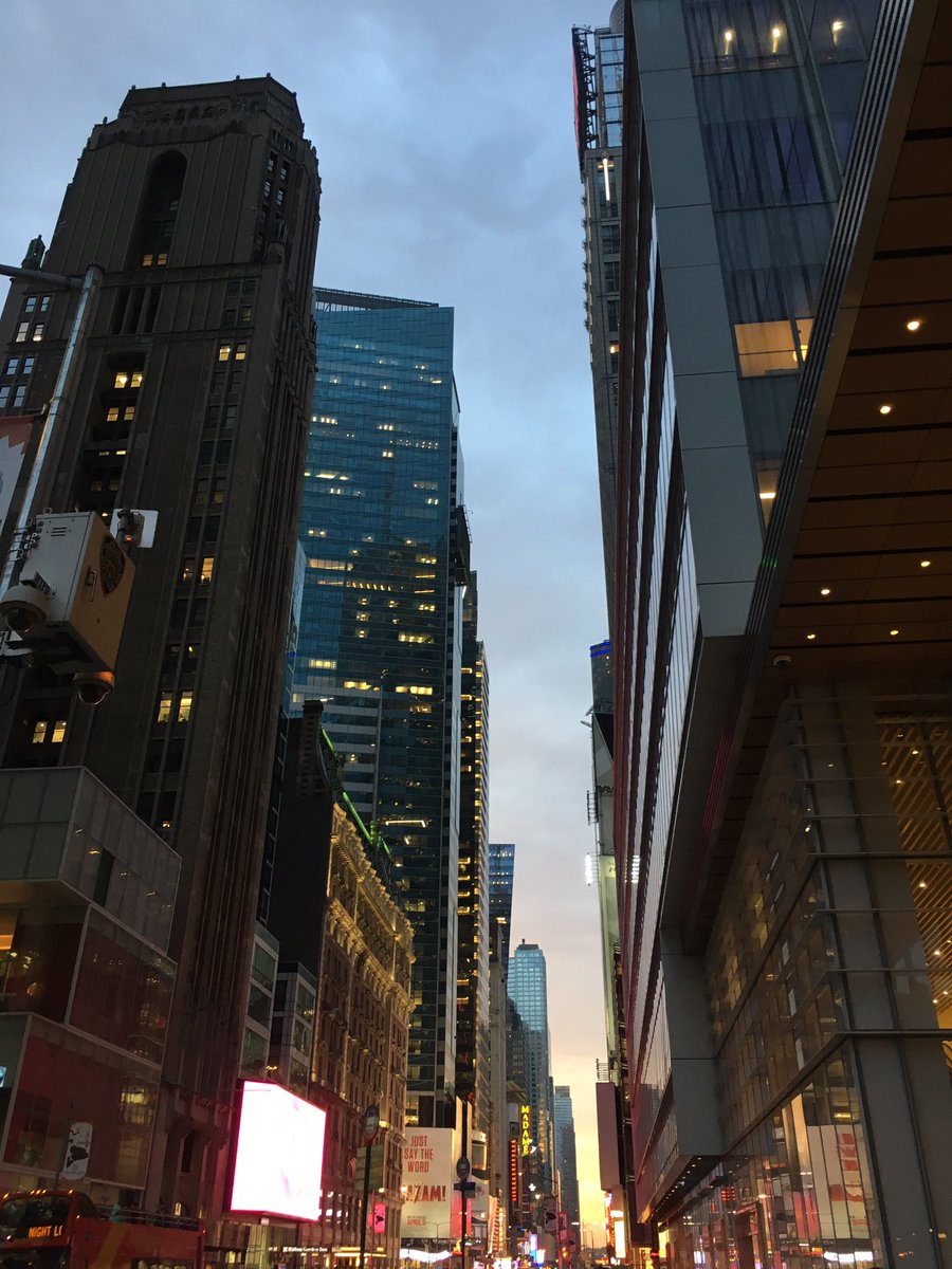 darshrwl's tweet photo. nyc is pretty sometimes ✨ https://t.co/q1etV17kNO