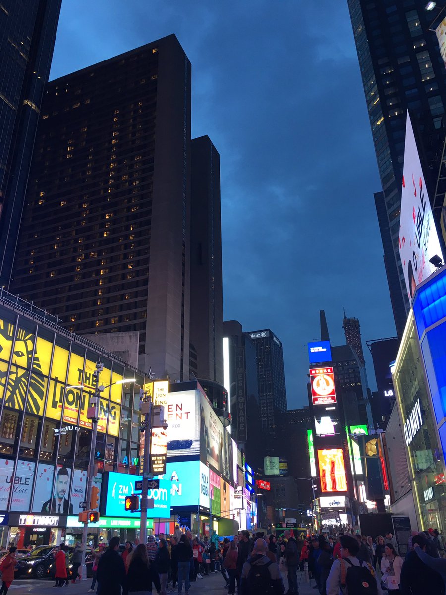 darshrwl's tweet photo. nyc is pretty sometimes ✨ https://t.co/q1etV17kNO