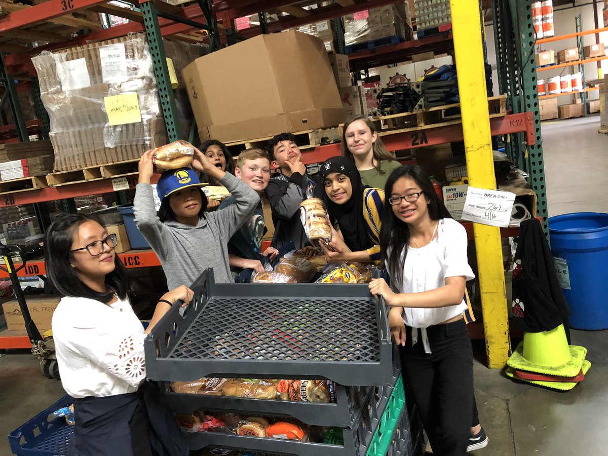 Mendozascience1's tweet image. #CJSF volunteering at the Contra Costa Food Bank. #smsgiants